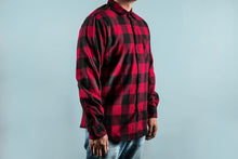 Cargar imagen en el visor de la galería, Man wearing chequered red and black shirt